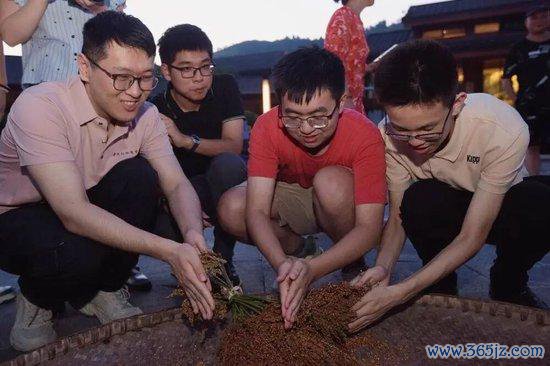 棋手们体验手搓高粱嗅觉