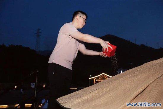 仁怀酱香队陈梓健八段将高粱逐渐倒入粮仓