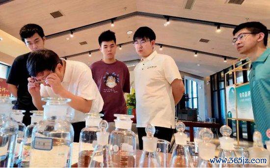 职业棋手参不雅了解酱香白酒坐蓐过程